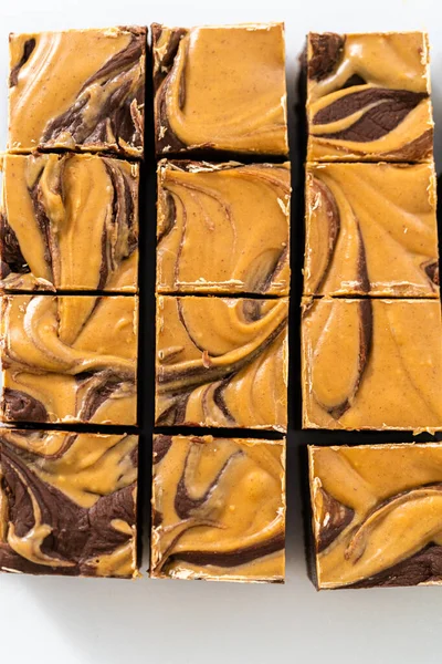 Corte Chocolate Com Manteiga Amendoim Redemoinho Pequenos Pedaços Uma Placa — Fotografia de Stock