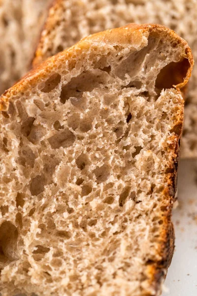Krojenie Świeżo Upieczonego Chleba Żytniego Białej Desce Krojenia — Zdjęcie stockowe