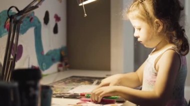 E-öğrenim okulunda okuyan küçük bir kız..