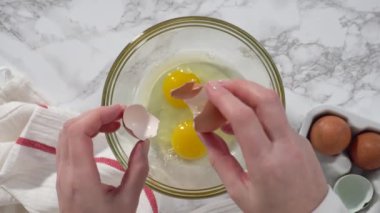 Adım adım. Düz yatıyordu. Pastırma ve peynirli kek hazırlamak için karıştırma kabındaki malzemeleri karıştırıyorum..