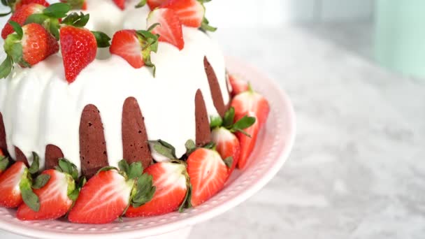 Red Velvet Bundt Cake Cream Cheese Frosting Garnished Fresh Strawberries — Stock videók