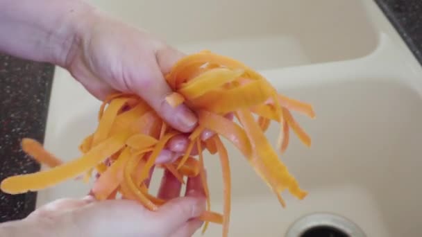 Grote Sinaasappelwortel Snijden Een Houtsnijplank — Stockvideo