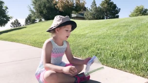 Dívka Kreslí Křídou Chodníku Letní Den — Stock video