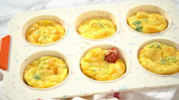 Step Step Cooling Fresh Out Oven Bacon Cheese Egg Muffin — Stock Video