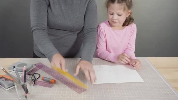 小女孩用建筑用纸手工制作的父亲节贺卡 — 图库视频影像