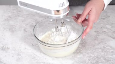 Adım adım. Krem peynirli krema hazırlamak için karıştırma kabındaki malzemeleri karıştırıyorum..