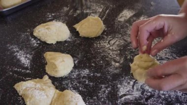 Adım adım. Konut mutfağında ekşi ekmek pişirmek.
