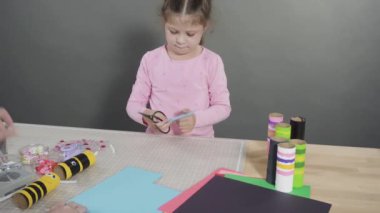 Çocuk kâğıtları. Boş tuvalet kağıdı rulolarından ve inşaat kağıdından kağıt hataları yapmak.