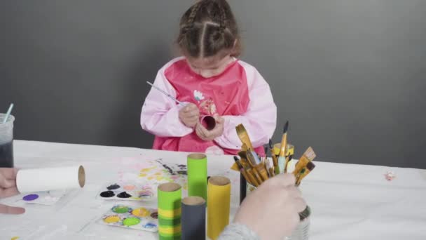 子供の紙工芸品 紙の虫を作成するためにアクリル塗料で空のトイレタリーペーパーロールをペイント — ストック動画