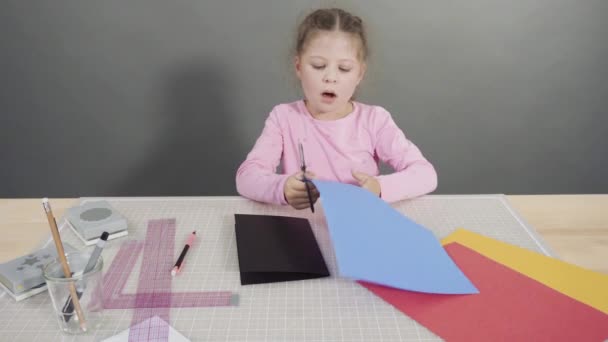 Gadis Kecil Membuat Kartu Hari Ayah Buatan Tangan Dari Kertas — Stok Video