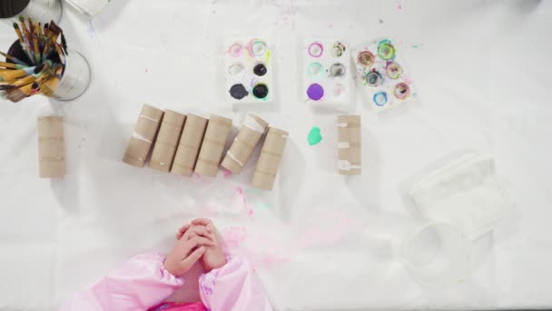 평평하게 아이들은 종이로 뗏목입니다 화장지에 아크릴 페인트를칠 벌레를 만든다 — 비디오