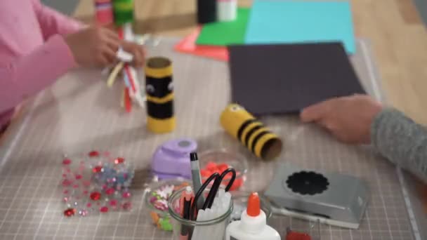 시간의 가까이 아이들은 종이로 뗏목입니다 화장지를 사용하여 뭉치와 용지를 만들고 — 비디오