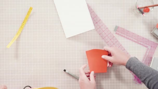 Flach Lag Kleines Mädchen Bastelt Aus Baupapier Eine Handgefertigte Vatertagskarte — Stockvideo