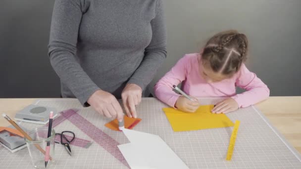 Malá Holčička Dělá Ručně Vyrobené Otců Day Karta Stavebního Papíru — Stock video