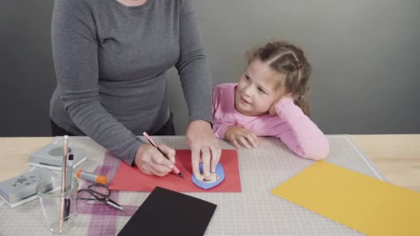 Menina Fazendo Cartão Dia Pais Artesanal Papel Construção — Vídeo de Stock
