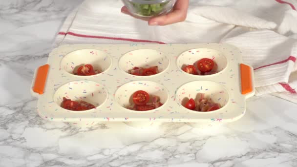 一步一步 用配料填充硅胶松饼盘烘烤培根和奶酪鸡蛋松饼 — 图库视频影像