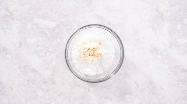 Düz yatıyordu. Adım adım. Krem peynirli krema hazırlamak için karıştırma kabındaki malzemeleri karıştırıyorum..