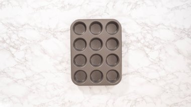 Düz yatıyordu. Adım adım. Elektrikli mutfak mikseriyle çikolatalı ganache çırpmak..