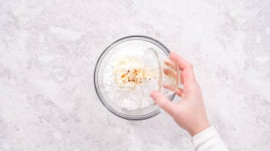 Düz yatıyordu. Adım adım. Krem peynirli krema hazırlamak için karıştırma kabındaki malzemeleri karıştırıyorum..