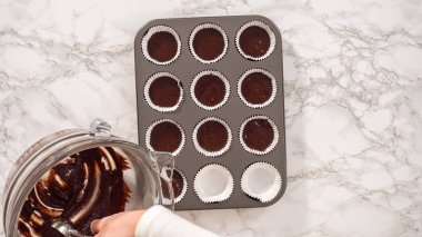 Düz yatıyordu. Adım adım. Çikolatalı kek pişiriyorum. Kek hamurunu kek tepsisine kakalamak..