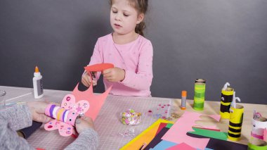 Çocuk kâğıtları. Boş tuvalet kağıdı rulolarından ve inşaat kağıdından kağıt hataları yapmak.