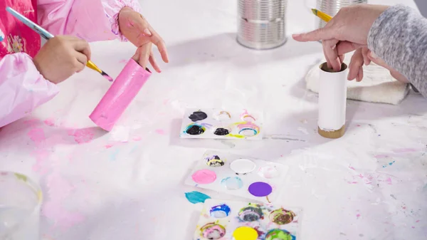 아이들은 종이로 뗏목입니다 화장지에 아크릴 페인트를칠 벌레를 만든다 — 스톡 사진