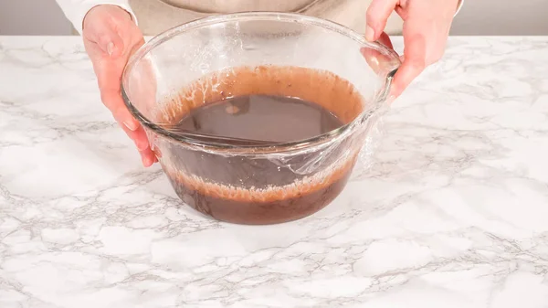 차근차근 유리그릇에 초콜릿다진 음식을 준비하는 — 스톡 사진
