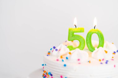 Beyaz bir pasta tabağında 50. yaş günü pastası..