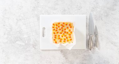 Düz yatıyordu. Küçük parçalar kesmek için kağıt şablonu kullanarak mısır şekeri toplamak.