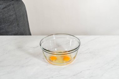 Küçük bir bardakta ıslak malzemeleri karıştırarak zencefilli kek ve karamel ile karıştırarak.