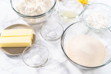 Limonlu kek pişirmek için bardaktaki karışımlar..