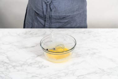 Limon jöleli limonlu kurabiye. Islak malzemeleri büyük bir bardakta karıştırıp limonlu kurabiye pişirmek için karıştırıyorum..
