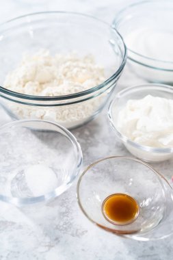 Fünyeli kek pişirmek için cam karıştırma kabındaki malzemeler..