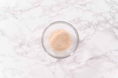 Düz yatıyordu. Bardak karıştırma kabında mayayı aktifleştiriyorum..