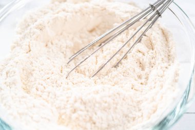 Çok amaçlı undan ev yapımı pizza hamuru hazırlıyorum..