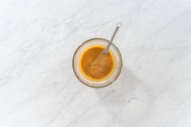 Düz yatıyordu. Kek için karamel doldurmak için malzemeleri küçük bir karıştırma kabında karıştırıyorum..