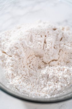 Limon jöleli. Limon jölesi yapmak için malzemeleri cam bir kapta çırpma kabıyla karıştırıyorum..