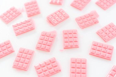 Mini pembe çikolataları silikon çikolata kalıbından çıkarıyorum..