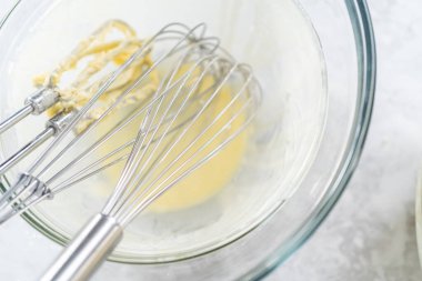 Pastayı pişirdikten sonra bardaktaki kirli çırpışlar..