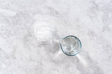 Kabartma tozu ve sirke cam kaplarda temizlik için dökme demir mayalanmış daha cesur.