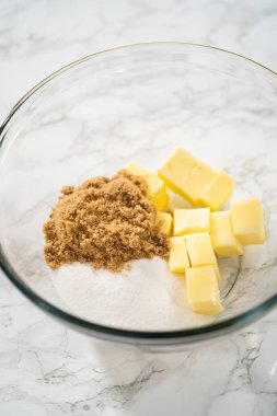 Nane şekerli çikolatalı kurabiyeler pişirmek için büyük bir bardakta karıştırma malzemesi..