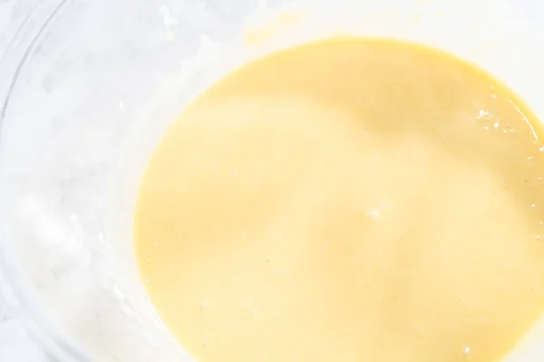 Vista Vicino Mescolare Gli Ingredienti Una Ciotola Vetro Cuocere Torta — Foto Stock
