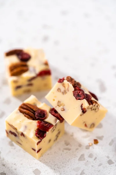 Zavřít Pohled Domácí Bílé Kousky Čokolády Brusinkové Ořechové Polevy Kuchyňské — Stock fotografie