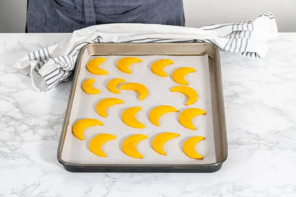 Cytrynowe Ciasteczka Cytrynową Polewą Chłodzenie Świeżo Upieczonych Ciasteczek Cytrynowych Klina — Zdjęcie stockowe