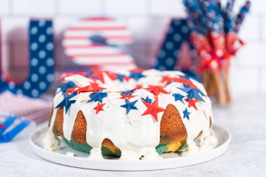 4 Temmuz pasta vanilya jöleli ve beyaz bir tabakta çikolata yıldızlarıyla süslenmiş..