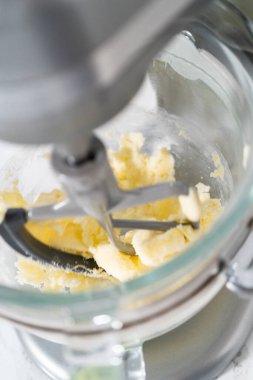 Limon jöleli limonlu kurabiye. Limon dilimleri ve limon jöleli kurabiyeler pişirmek için mutfak mikserinde malzemeler karıştırılıyor..