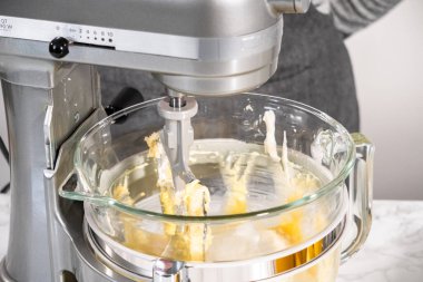 Limonlu kek için hamura malzemeleri karıştırıyorum..