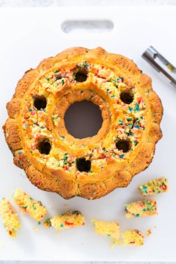 Funfettti kekini dolduran tereyağı kreması için delikler açıyorum..