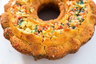 Manzarayı kapat. Funfettti kekini dolduran tereyağı kreması için delikler açıyorum..