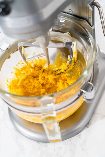 柠檬角饼干加柠檬釉料 在厨房搅拌器中混合配料 用柠檬釉来烘焙柠檬楔形饼干 — 图库照片